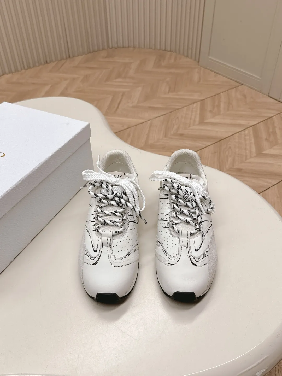 👟👟Ex-factory price 660👟👟 Dior sketch Dior spring and summer catwalk style graffiti sketch moral training shoes Forrest shoes. Original development. The most photographed item in the 25ss spring and summer show. This pair of shoes has changed the single design style of Forrest shoes in the previous impression. It retains the original shape. The details are very in line with the current fashion trend, but it also incorporates the manager's new understanding and retro feelings for Forrest shoes. The overall feeling is brand new. The material is a bit matte leather, full of retro style. It looks very high-end. The feeling on the foot is very convex. The upper foot is really good-looking and versatile. It can be worn with any style of clothes, pants and skirts. It looks good on anyone. Original combination outsole Size: 35-45